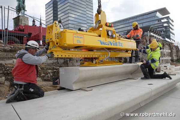 Rhine-boulevard: a vacuum-carrier is lifting the precast-elements 7