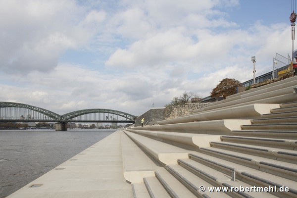 The Rhine-boulevard ias made of nine major-stairs, several perrons and a lower promenade