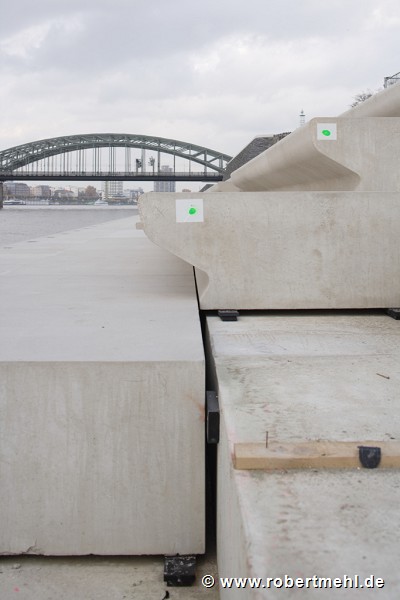Rhine-boulevard: the precast-elements are laying on a concrete-base 3