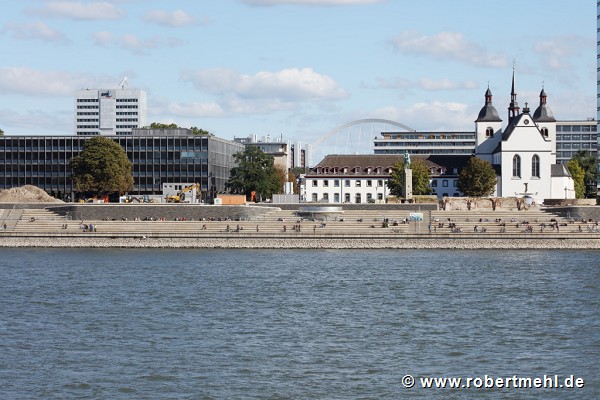 Rhine-boulevard: frontal river-side view, center zoom