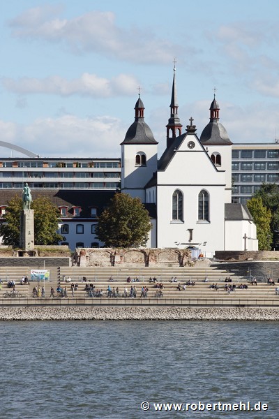 Rhine-boulevard: frontal river-side view, chapel zoom