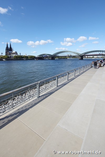 Rhine-boulevard: promenade and Cologne cathedral