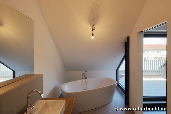 Röte-streetquarter-housing, module B: roof-top flat, gallery-bathroom