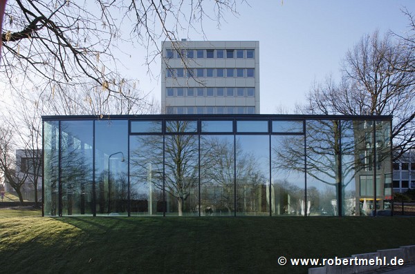 glass-cladded textile-concrete pavillon: Northern view