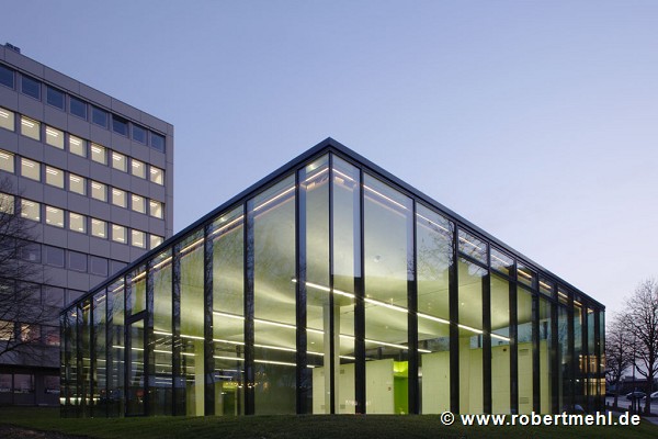glass-cladded textile-concrete pavillon: Northeast corner at dusk