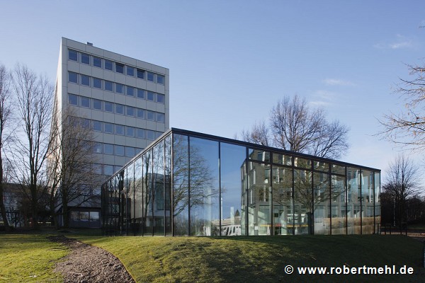 glass-cladded textile-concrete pavillon: Northeastern view