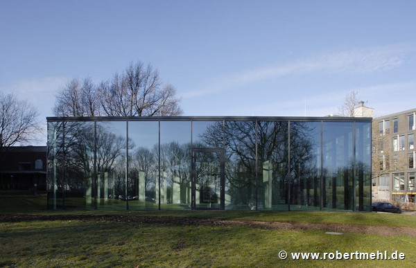 glass-cladded textile-concrete pavillon: Eastern view