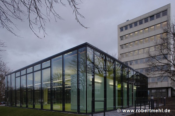 glass-cladded textile-concrete pavillon: Northwestern view at dusk