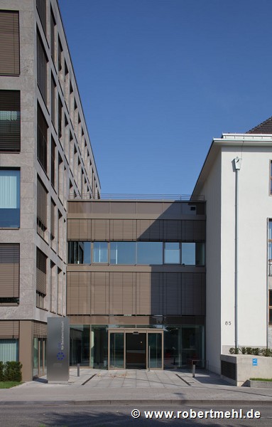 Social Economics Bank: building-joint between old and new wing with main-entrance