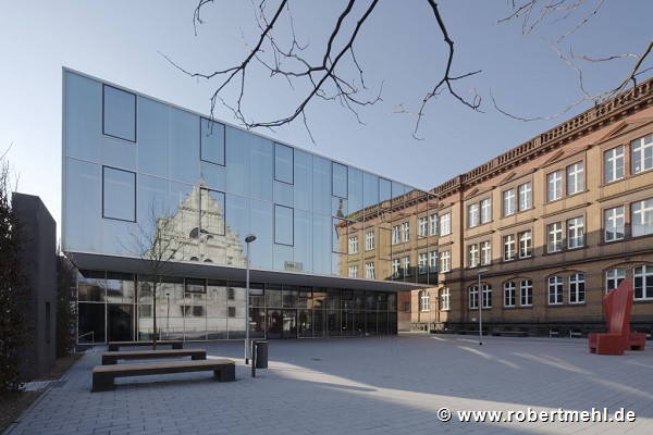 St. Leonhard-extension: square, canteen and old wing, winter