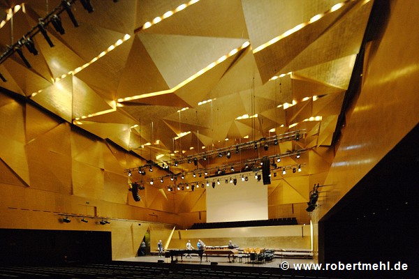Szczecin Philharmony: great hall, diagonal stage-view