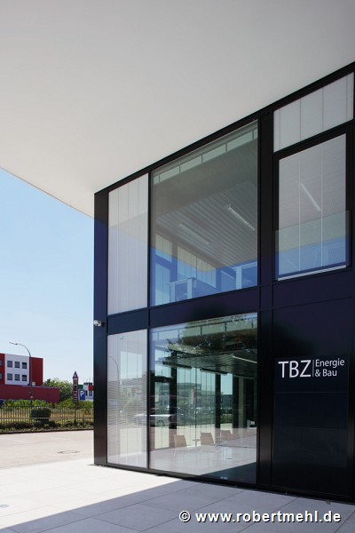 TBZ der IHK-Köln: main-entrance detail