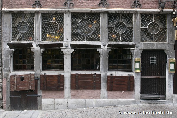 Aachen town-hall: Postwagen-Restaurant, stone-made-displays