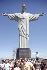 Auch die Christus-Figur auf dem Corcovado, dem über hohen 740 m Hauptberg von Rio de Janeiro wurde durch das Unternehmen gesäubert