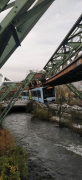 Wuppertaler Schwebebahn: Fahrt über der Wupper vor dem Bahnhof Ohligsmühle