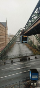 Wuppertaler Schwebebahn: Anfahrt auf Bahnhof Robert-Daum-Platz, Bild 2