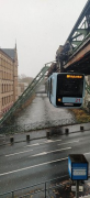 Wuppertaler Schwebebahn: Anfahrt auf Bahnhof Robert-Daum-Platz, Bild 3