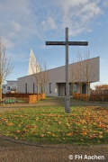 Lambertuskapelle: Kirchblick mit Friedhofskreuz (Foto: Ries)