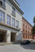 Kiel state parliament: driveway with Hexastone pavilion